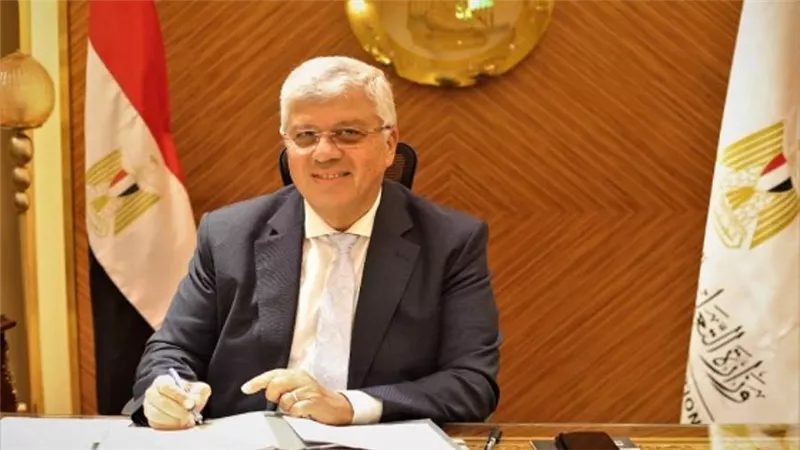 وزير التعليم العالي يتلقى تقريرًا عن مُساهمات معهد بحوث البترول البحثية لمواجهة آثار التغيرات المناخية