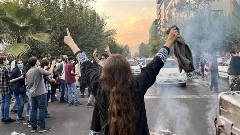 إيران تتهم الغرب بمساعدة المحتجين في صنع أسلحة