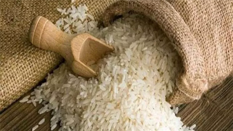 الحكومة تنفي وجود عجز في الأرز الأبيض بالأسواق والمنافذ التموينية