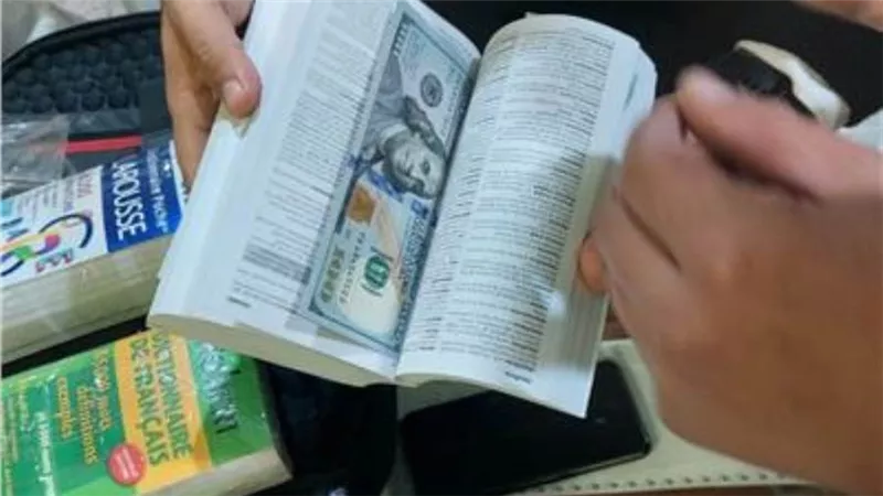 الداخلية تحبط محاولة «أجنبي» تهريب 134 ألف دولار ويورو خارج البلاد