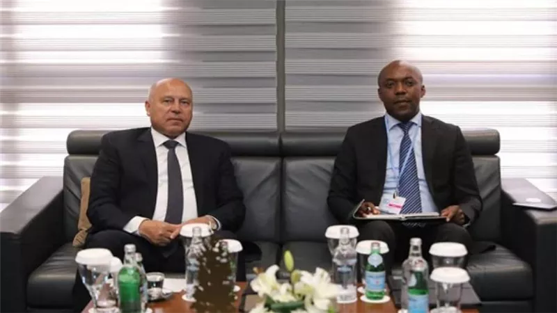 وزير النقل يبحث مع وزير البنية التحتية الرواندي سبل التعاون المشترك بين البلدين (صور)