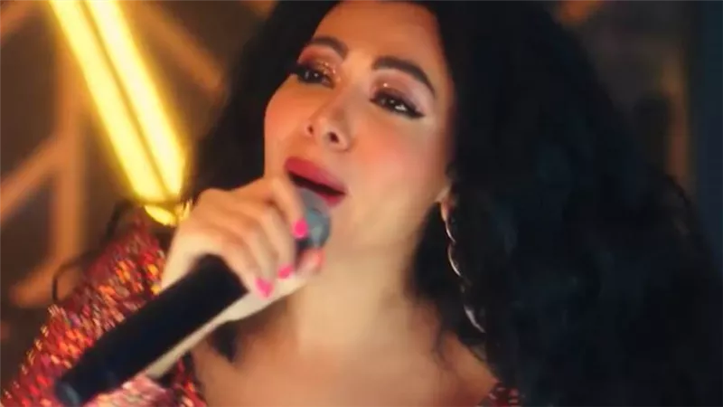 ميرهان حسين تقدم أغنية 