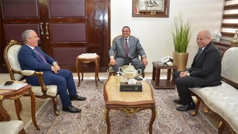 وزير التنمية المحلية يستقبل رئيس الهيئة الوطنية للصحافة 