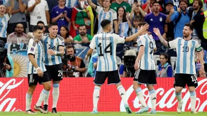 منتخب الأرجنتين يفوز على المكسيك بهدفين في كأس العالم