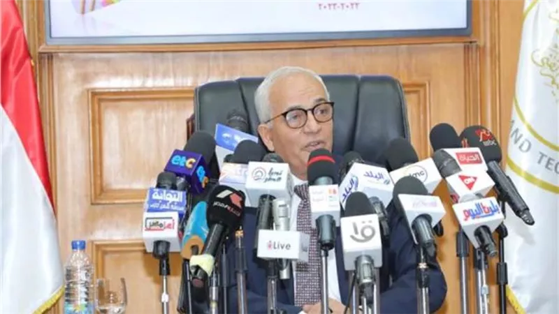 وزير التعليم: اللغات الأجنبية الأولى تشمل 32 سؤالًا والطالب يتسلم ورقتين 