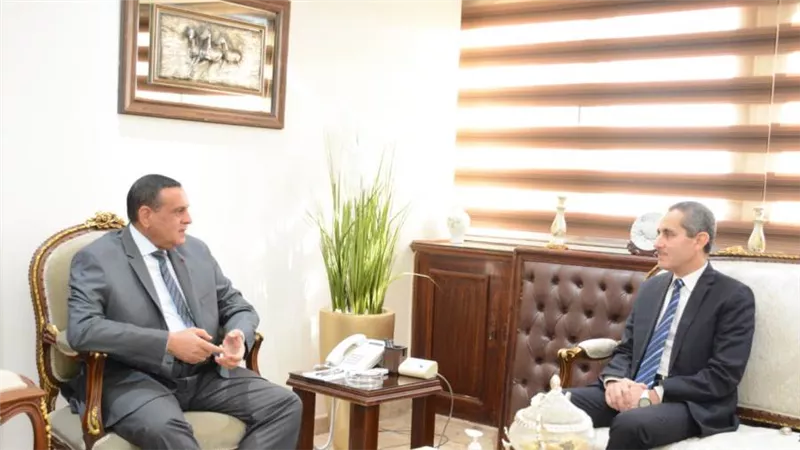 وزير التنمية المحلية يتابع مع محافظ الغربية الموقف التنفيذي لمشروعات المباردة الرئاسية 