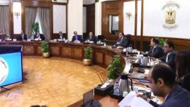 رئيس الوزراء يتابع توفير التمويل اللازم لاستيراد المنتجات البترولية