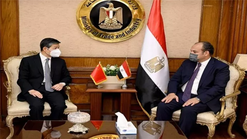 وزير التجارة والصناعة يبحث مع سفير الصين بالقاهرة سبل تعزيز التعاون الاقتصادي بين البلدين 