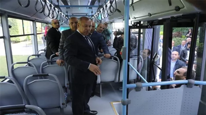وزيرا النقل وقطاع الأعمال يشهدان عقد تصنيع وشراء 100 حافلة لمشروع الأتوبيس الترددي (صور)