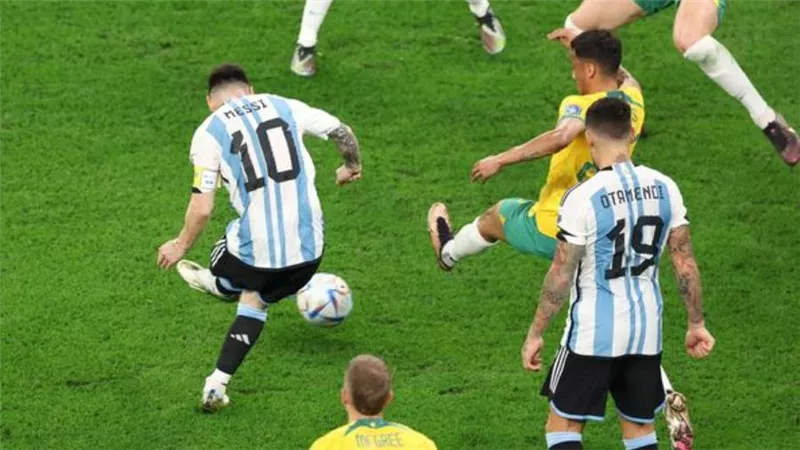 الأرجنتين تفوز على أستراليا 2-1 وتواجه هولندا في ربع نهائي كأس العالم