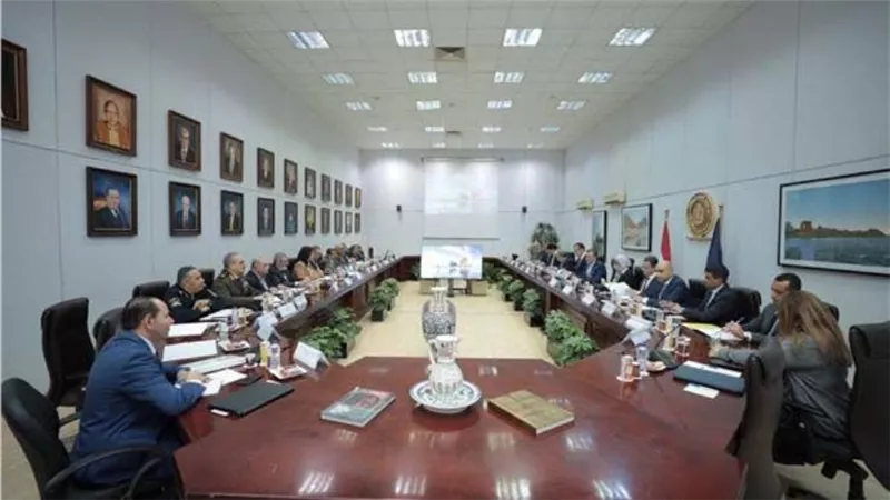 وزير السياحة والآثار يترأس الاجتماع الثالث للجنة الدائمة لتراخيص المنشآت الفندقية