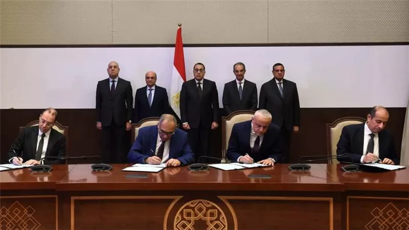 رئيس الوزراء يشهد توقيع ثلاثة بروتوكولات تعاون لإعادة هيكلة التطبيقات الحكومية بمنظومات الشركات والمنشآت والحماية الاجتماعية والثروة العقارية