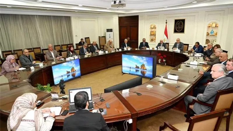 وزير الإسكان ومحافظ بورسعيد يتابعان موقف المشروعات المختلفة بالمحافظة والمشروعات التنموية بمدينة بورسعيد الجديدة 