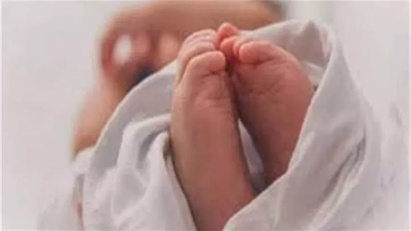 ضبط سيدة تركت طفلها أمام مدخل عقار بالمقطم 