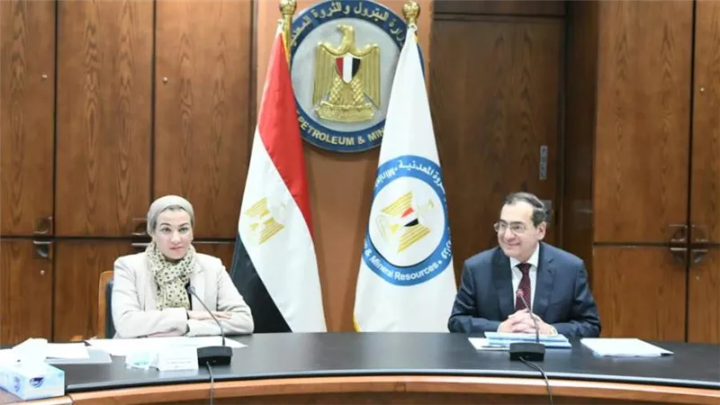 وزيران يبحثان جهود التوافق البيئي لشركات البترول بالسويس والبحر الأحمر
