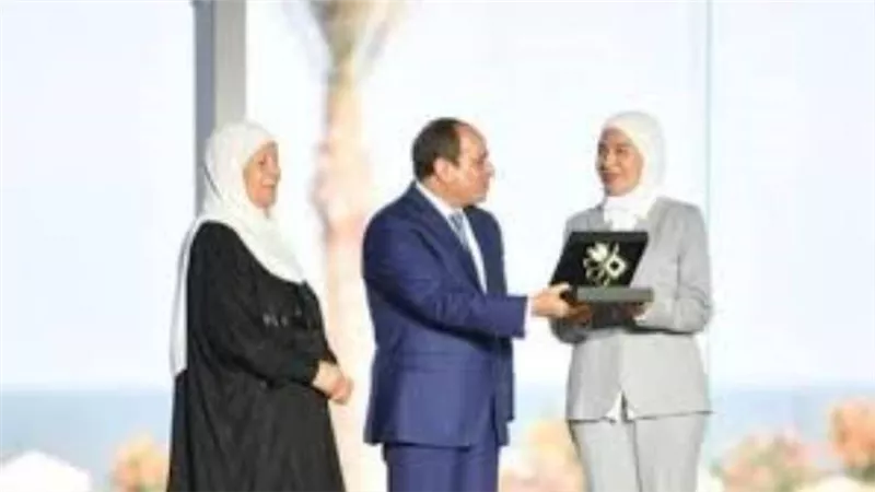 الرئيس السيسي يكرم قادة معهد الأورام بالمنصورة