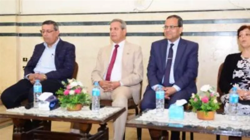 رئيس جامعة سوهاج يشارك بالندوة التثقيفية عن مكافحة الشائعات والأمن القومى