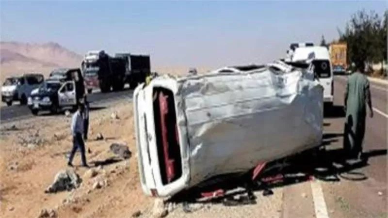 إصابة 5 أشخاص في انقلاب سيارة ميكروباص بطريق أكتوبر 