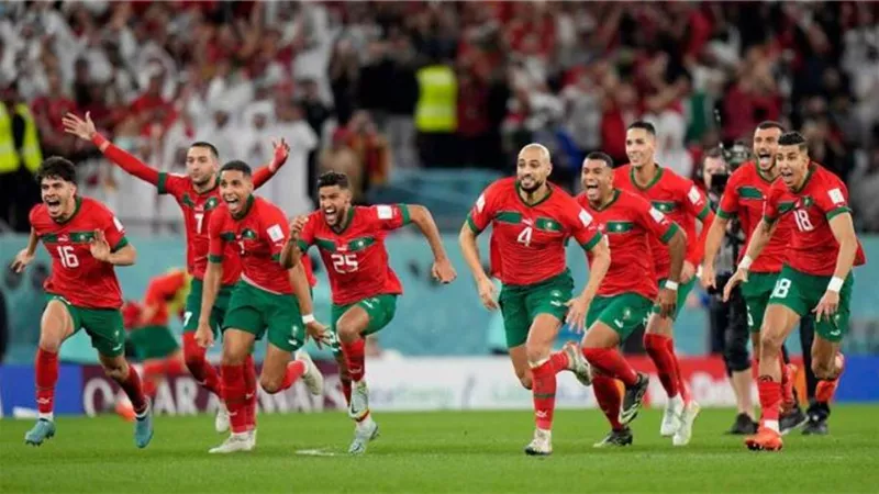 ثنائي المغرب وميسي ضمن التشكيل المثالي لربع نهائي كأس العالم 2022