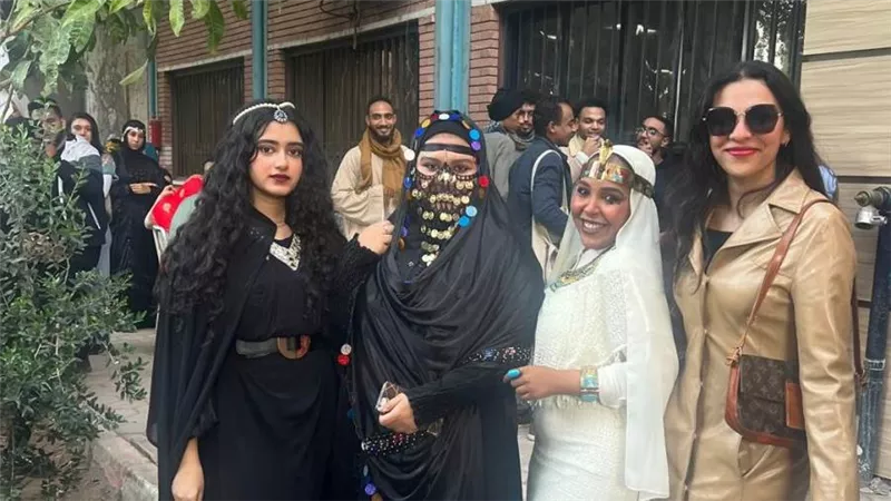 بأزياء صعيدي وفلاحي وشخصيات سينمائية.. طلاب كلية الفنون الجميلة بالأقصر ينظمون أول حفلة تنكرية