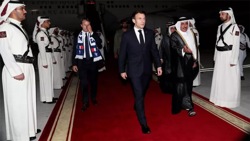ماكرون يصل الدوحة لحضور مباراة المغرب وفرنسا بنصف نهائي المونديال