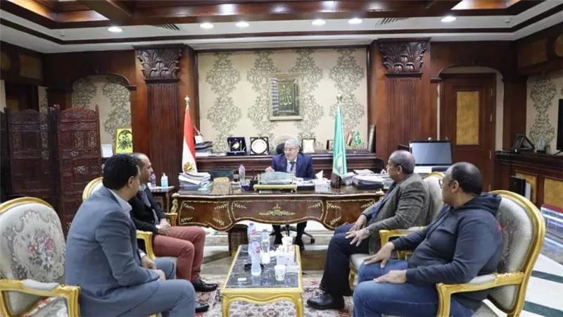 محافظ المنيا يلتقي أصحاب المنافذ التجارية للإعلان عن وضع أسعار السلع بوضوح خلال أسبوعين