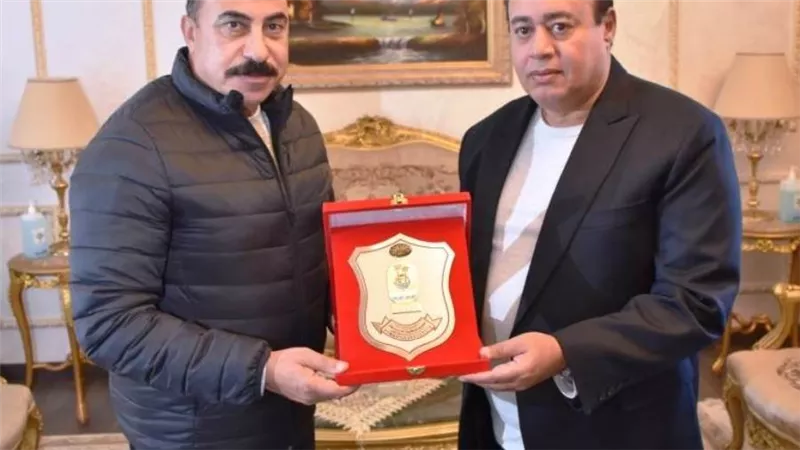 محافظ أسوان يكرم مدير مطار أسوان الدولي بعد انتهاء فترة خدمته