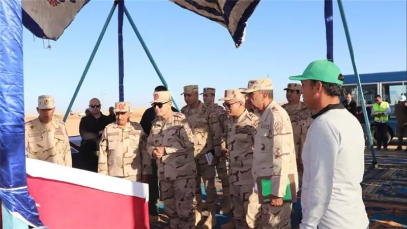 رئيس الأركان يتفقد مشروع استصلاح الأراضي الصحراوية بتوشكى 