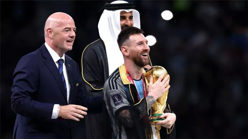 ميسي يرتدي عباءة من أمير قطر ويرفع كأس العالم 2022.. فيديو وصور