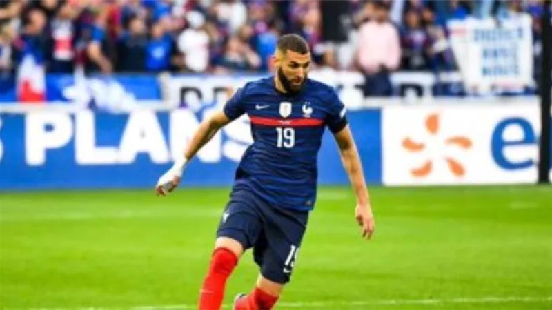 كريم بنزيما يعلن اعتزاله اللعب دولياً