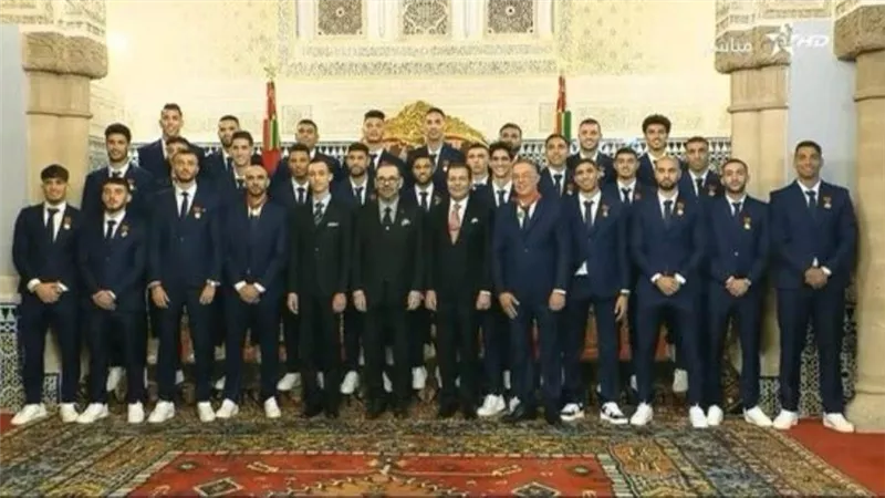 العاهل المغربي يمنح منتخب بلاده أوسمة ملكية