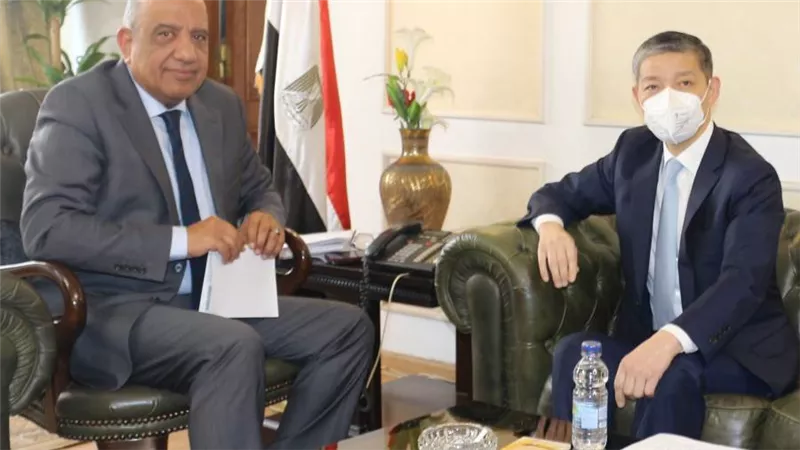 وزير قطاع الأعمال يبحث زيادة الاستثمارات الصينية في مصر