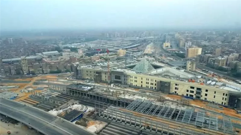 النقل تنشر أحدث تصوير جوي لأعمال تنفيذ محطة سكك حديد بشتيل