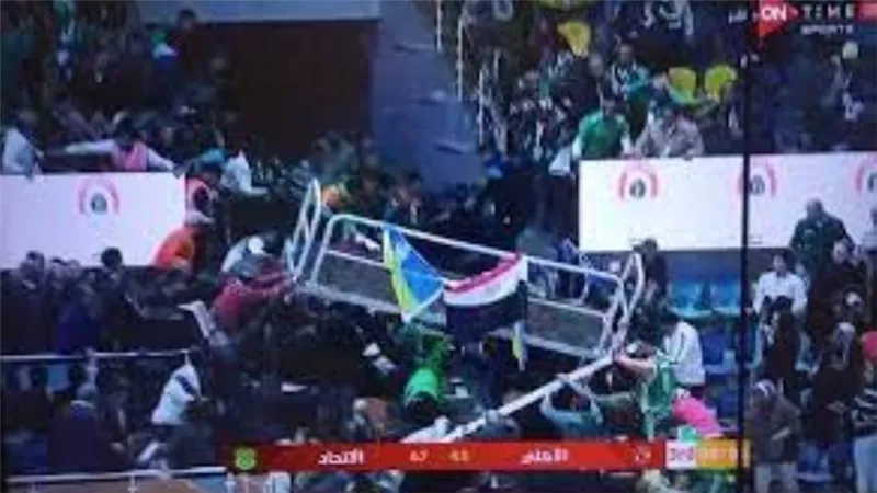 سقوط مدرج جماهير صالة حسن مصطفى أثناء مباراة سلة الاتحاد السكندري والأهلي