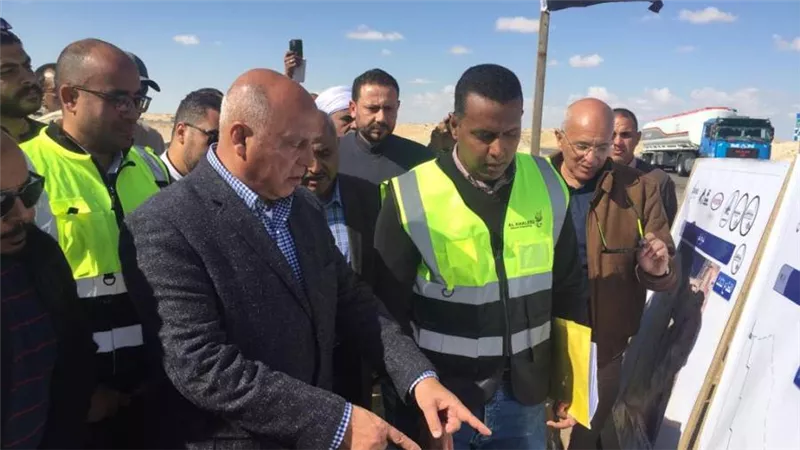 وزير النقل يتفقد العمل بالخط الثاني للقطار الكهربائي السريع في المسافة من سوهاج حتى حدائق أكتوبر
