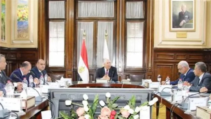 وزير الزراعة يبحث آلية تفعيل دور كارت الفلاح وحوكمة منظومة بيع وتداول الأسمدة