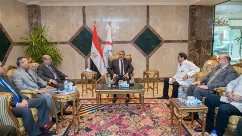 وزير الإنتاج الحربي يتفقد المركز الطبي التخصصي في حلوان 