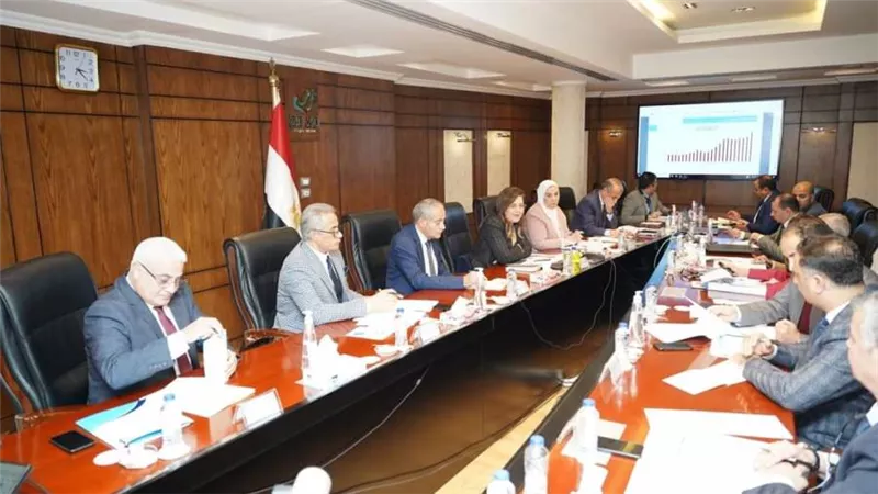 المجلس القومي للأجور يقر زيادة الحد الأدنى للأجر بالقطاع الخاص إلى 2700 جنيه وعلاوة دورية اعتبارًا من أول يناير 2023