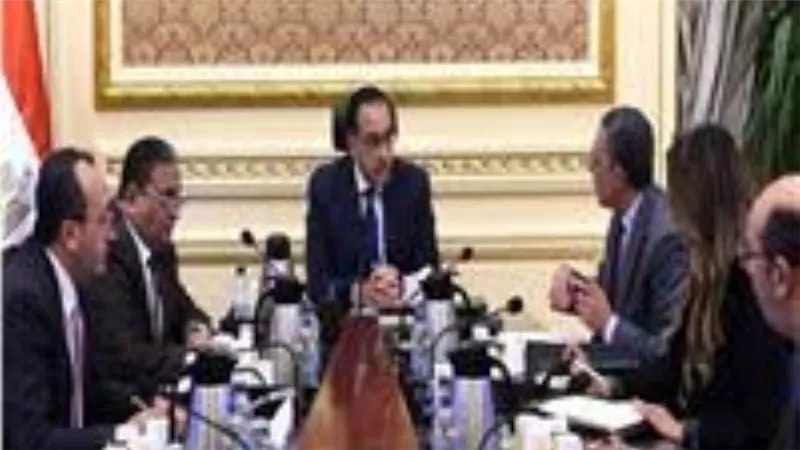 رئيس الوزراء يترأس الاجتماع الأول للجنة المعنية بالإعداد لمؤتمر ترويج الاستثمار