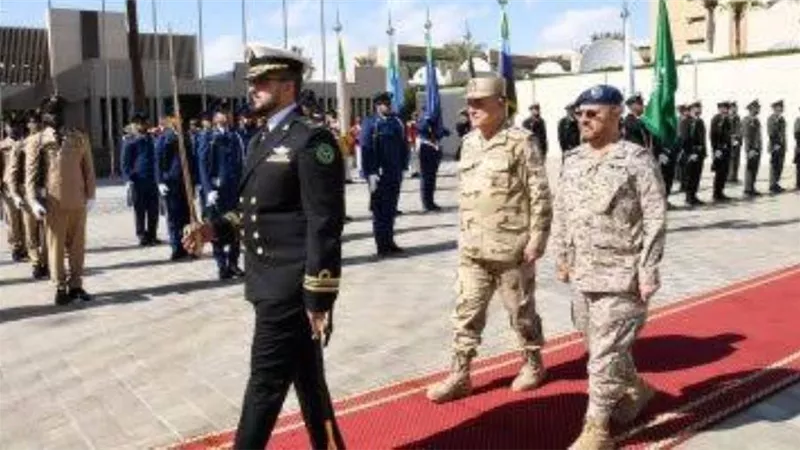 رئيس الأركان يعود لمصر بعد إنتهاء زيارته للسعودية لبحث التعاون العسكري المشترك