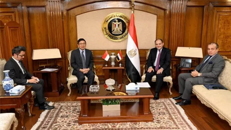 وزير التجارة يبحث مع سفير سنغافورة بالقاهرة تطورات التعاون الاقتصادي والاستثماري بين البلدين (صور)
