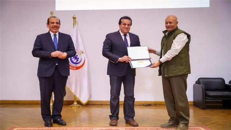 وزير الصحة يُكرم الفرق الطبية المشاركة بحملة التطعيمات المحدودة ضد شلل الأطفال بالقاهرة والجيزة في أكتوبر الماضي (صور)