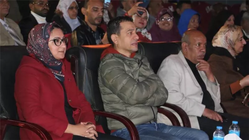 رئيس قصور الثقافة ونائب محافظ الوادي الجديد يشهدان عرضا لفرقة أسيوط بسينما هيبس 