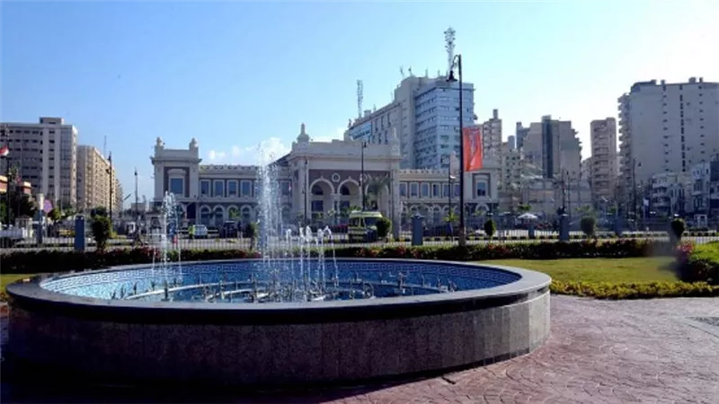 رئيس الوزراء يتوجه إلى الإسكندرية لمتابعة سير إجراءات الإفراج الجمركي عن السلع والبضائع في الميناء (صور)