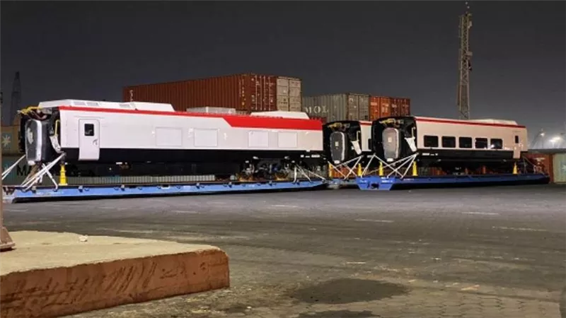 وزير النقل يعلن وصول القطار الثالث والرابع من قطارات تالجو الفاخرة لميناء الإسكندرية (صور)