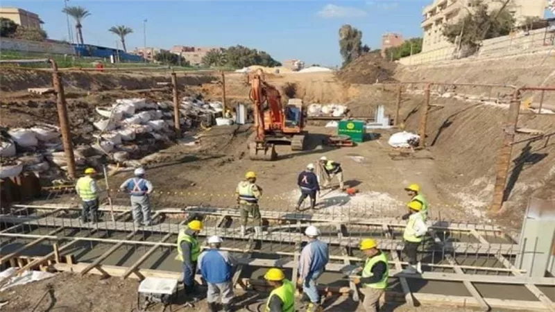 الري: البدء في صب الخرسانات بمشروع مجموعة قناطر ديروط الجديدة (صور)