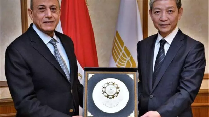 وزير الطيران يبحث مع السفير الصيني تعزيز التعاون المشترك في النقل الجوي