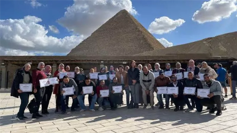 تدريب 40 من العاملين بمنطقة أهرامات الجيزة ضمن برنامج سفراء السياحة