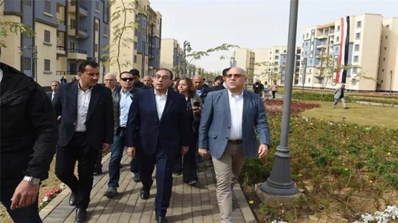 رئيس الوزراء يتفقد المشروعات الجاري تنفيذها بمدينة 