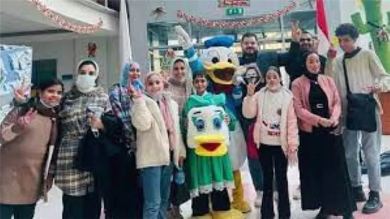 عمال البترول ينظمون زيارة لمستشفى 57357 لإدخال السرور على مرضى السرطان